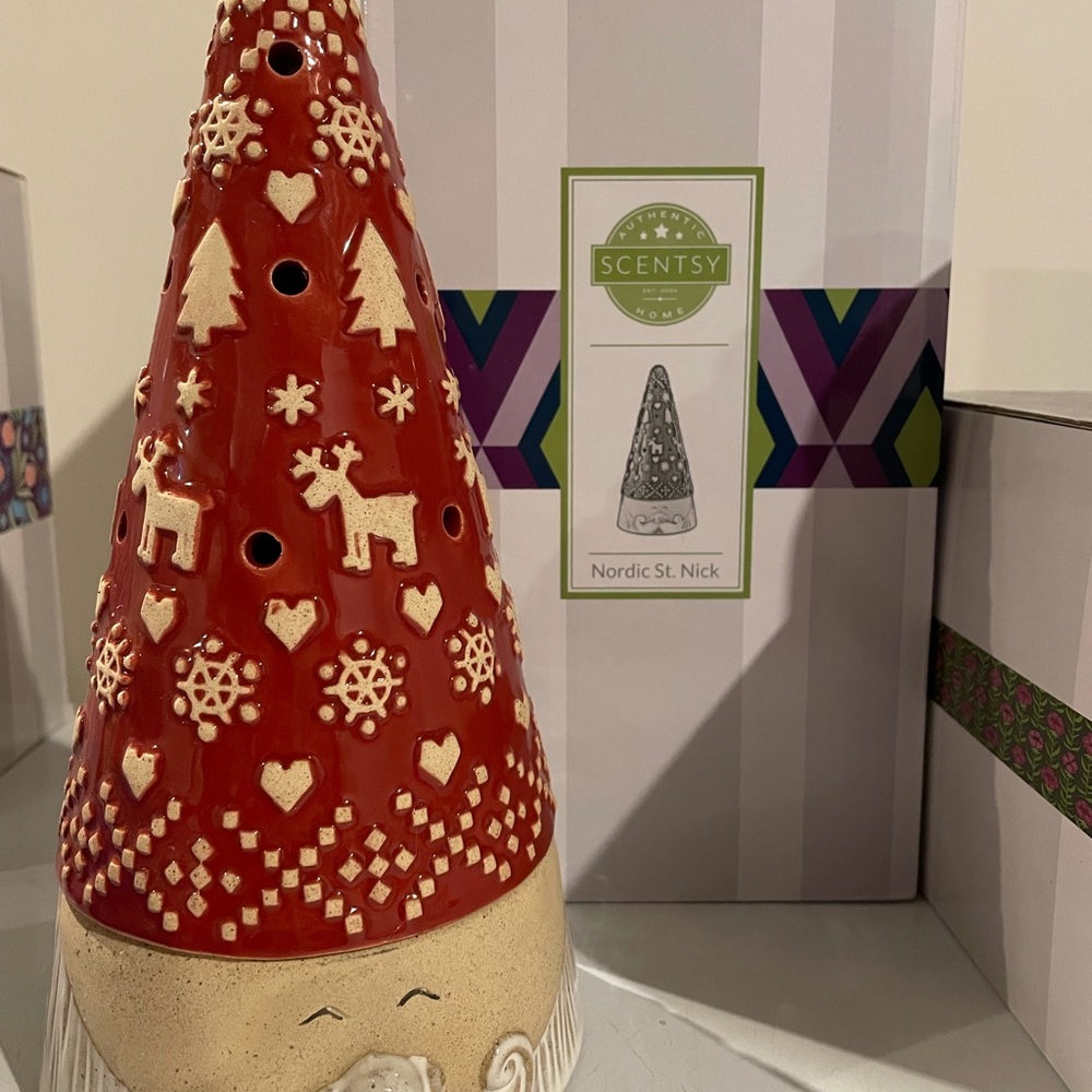 Scentsy Nordic St. Nick Warmer - Red and Cream Delight